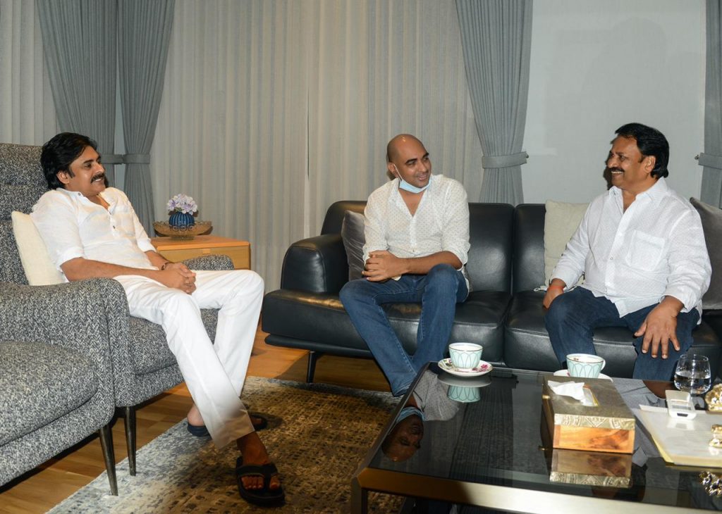 పవర్ స్టార్ తో 'హరిహర వీరమల్లు' దర్శక నిర్మాతల సమాలోచన