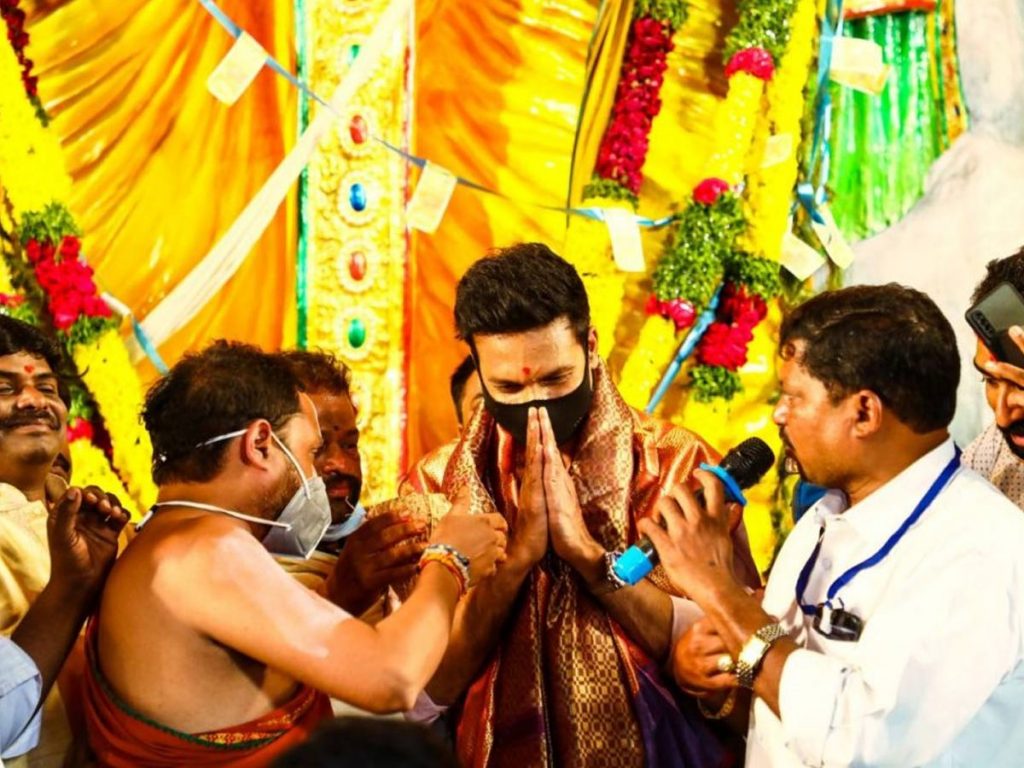 Gopichand Visiting Khairatabad Maha Ganapathi