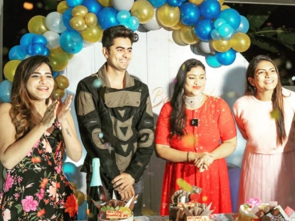 Jessie Party With Her Friends After Eliminating From Bigg Boss 5