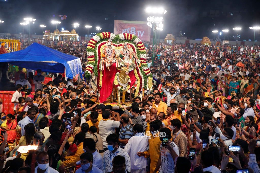 DEVOTEES IN SRI SAILA BHRARAMBHA MALLIKHARJUNA SWAMY PROCESSION  AT NTV KOTI DEEPOTSAVAM 2021 DAY 8