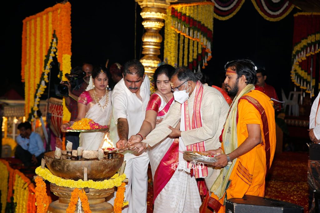 NTV founder Narendra Chowdary  with AP High court Justice Sri Praveen kumar in Koti deepotsavam 2021 DAY 8 Jyothi Prajwalana