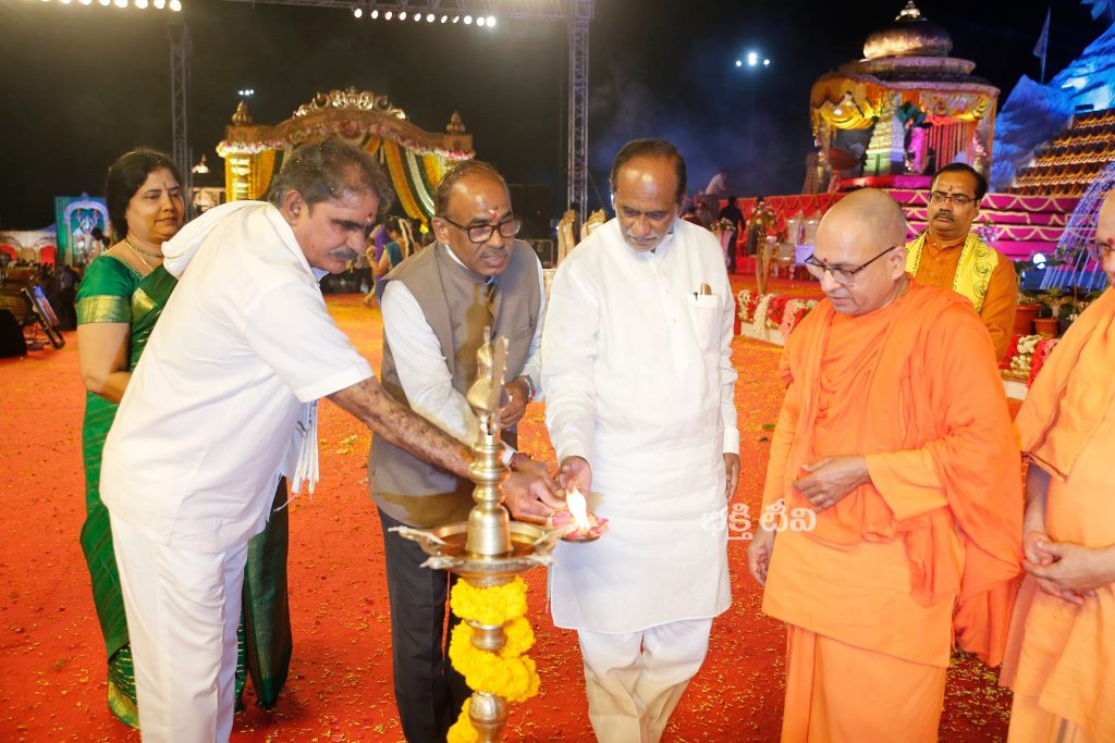 Narendra Chowdary Tummala with BJP OBC Morcha Laxman and Justice Narasimha Reddy lightning dia at Koti deepotsavam 2021 day 6