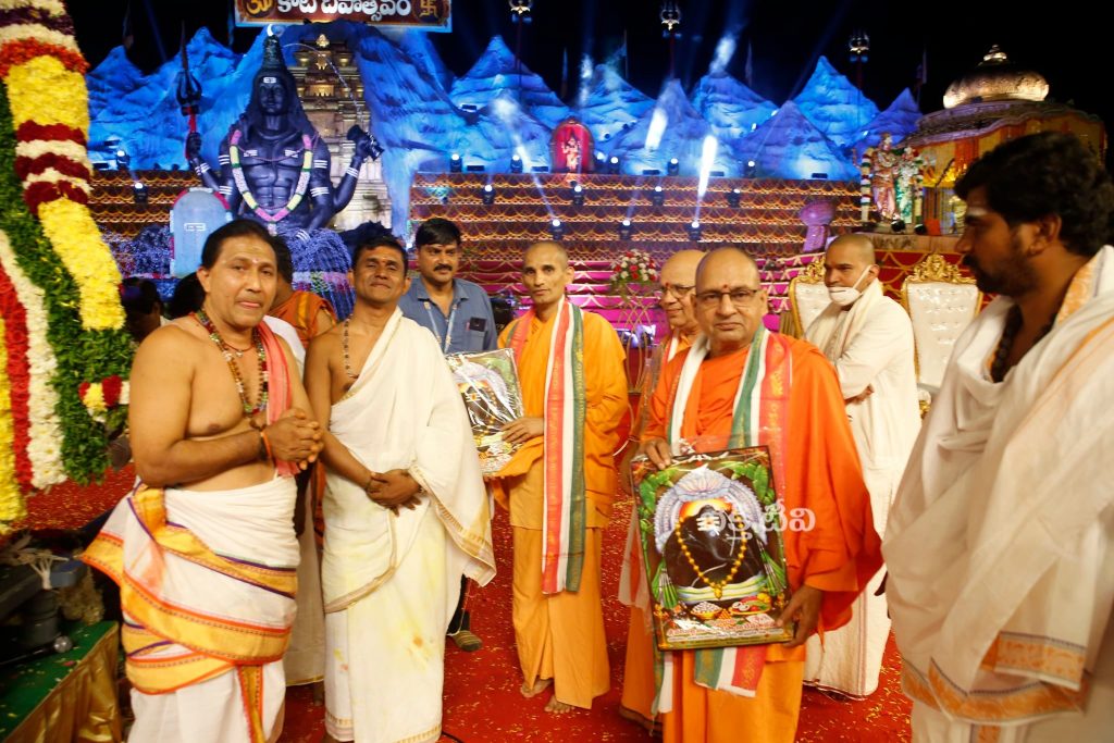 Swami Shitikanthananda Swami Sukritananda at Koti Deepotsavam 2021 day 6
