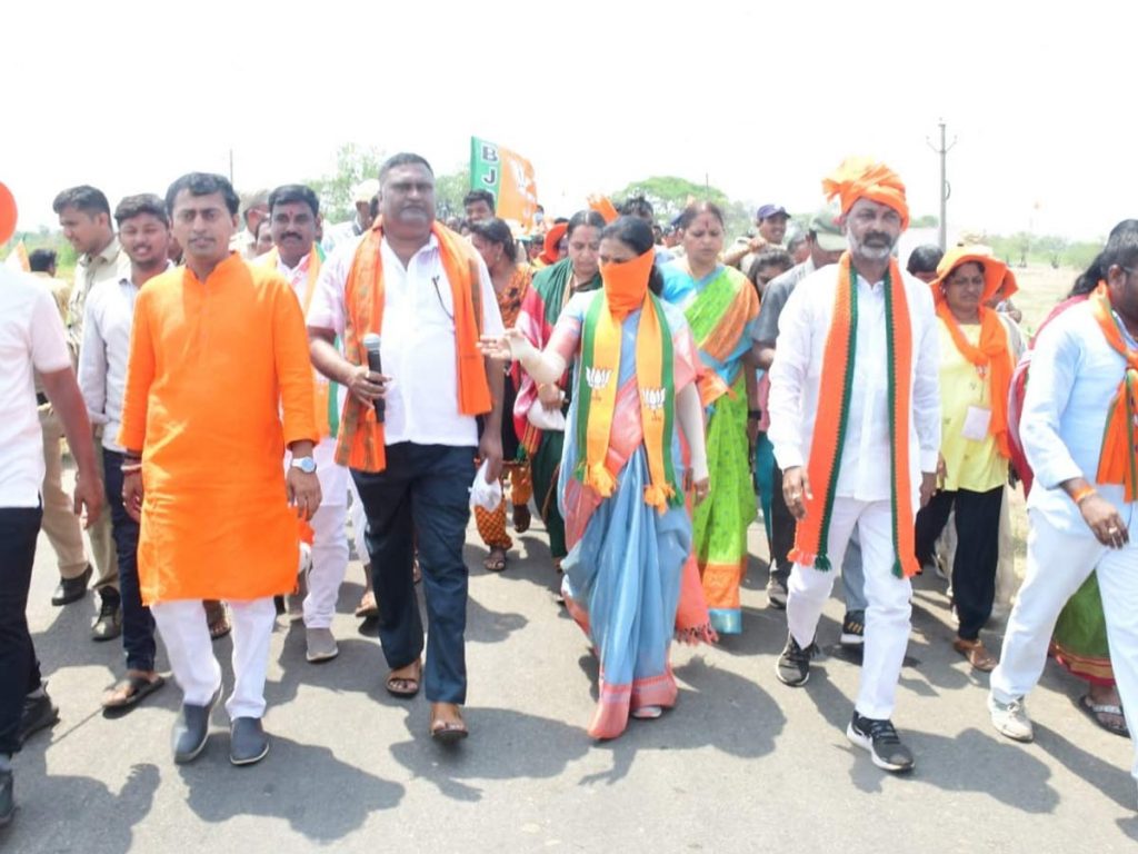 Dk Aruna Fired On Minister Niranjan Reddy