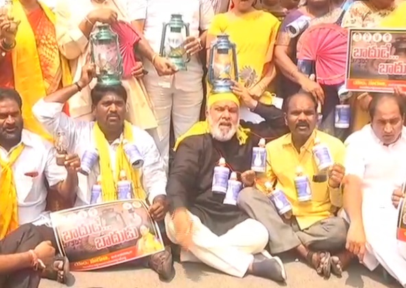 Andhra Pradesh: విద్యుత్ ఛార్జీల పెంపుపై అటు టీడీపీ.. ఇటు జనసేన ఆందోళనలు