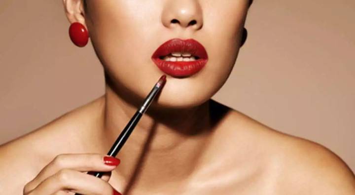 Indian Women Expense On Lipsticks Eyeliners Nail Polish Crossed Rs 5000 Cr Know Reason Why