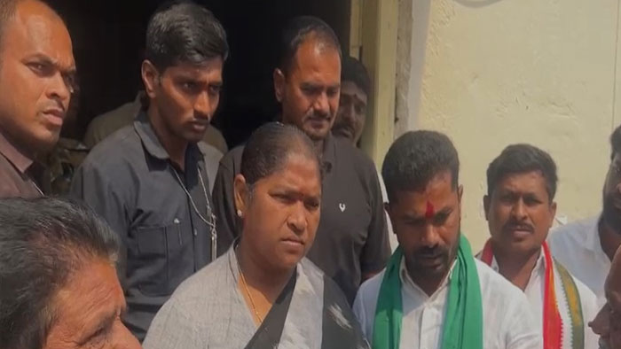 Congress Leaders Protest Not To Induct Former Minister Indrakaran Reddy Into Congress