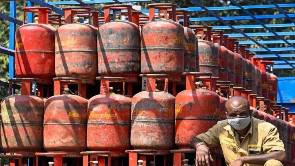 Price Of 19 Kg Commercial Cylinder Increased From Rs 28 To Rs 31
