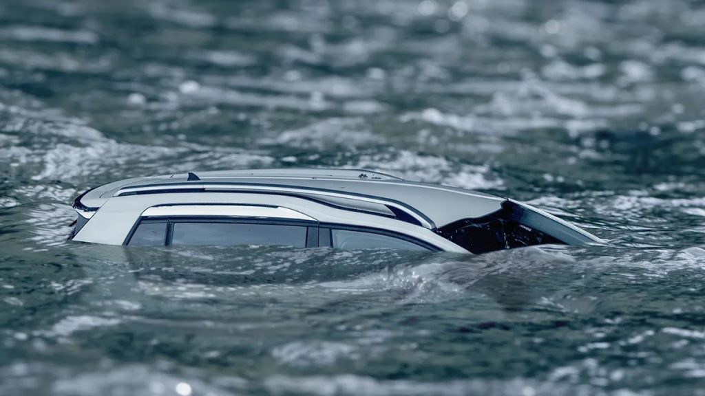 Car Falls Into Ssrp Canal Four Missing Incident In Teegarajupally Warangal District