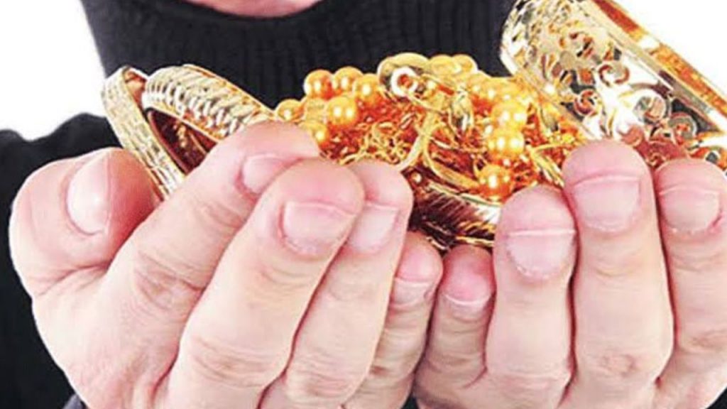 Adilabad Crime News Fake Police Steal Gold Ornaments Form Woman In Bela