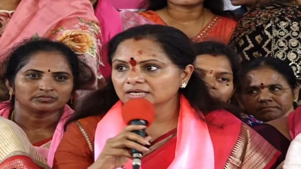 Mlc Kavitha Visits Bhadrakali Temple In Warangal Slams Congress And Prepares For Brs Silver Jubilee Public Meeting