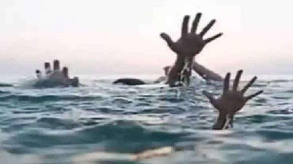 Eight Youths Missing In The Godavari Near Mummidivaram Mandal Of Ambedkar Konaseema District