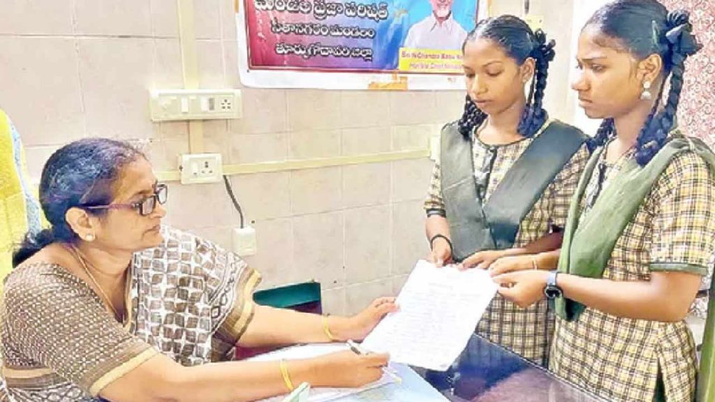 Two Children Appeal To Authorities To Give Money From Thalliki Vandanam Scheme To Their Father Not Their Mother