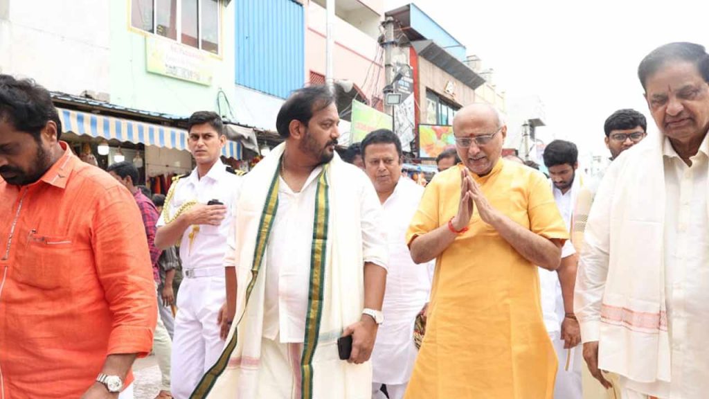 Nda Vice Presidential Candidate Cp Radhakrishnan Visits Tiruchanur Padmavathi Temple