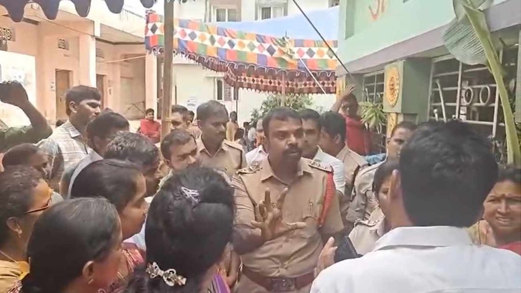 Dispute Between Tdp And Ysrcp Factions During Vinayaka Chavithi Celebrations In Vennalapalem Village Of Parawada Anakapalle District