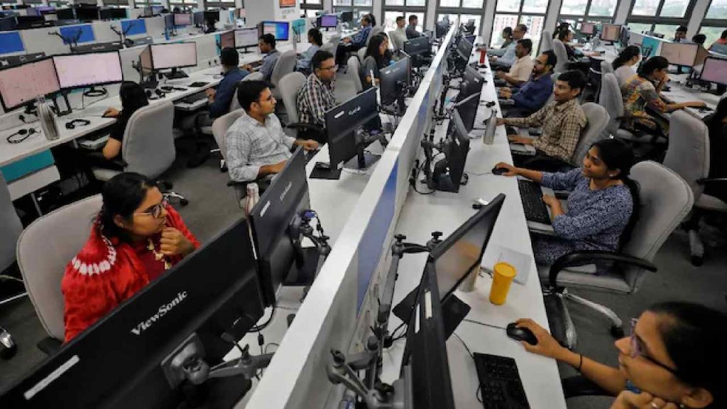 Trump Signs Executive Order For Usd100000 H 1b Visa Fee Backlash From India Us Tech Sector