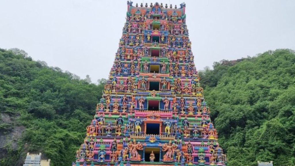 Kanaka Durga Temple: నేడు హైదరాబాద్ నుంచి కనకదుర్గమ్మకు బంగారు బోనం.. వీఐపీ దర్శనాలు నిలిపివేత!