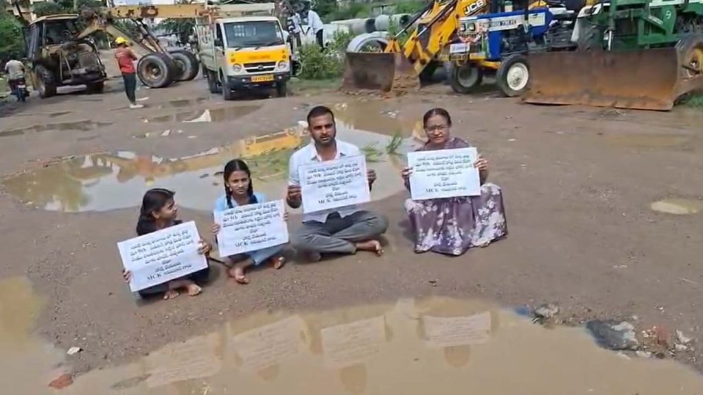 Karimnagar Unique Protest On Bad Roads 2025