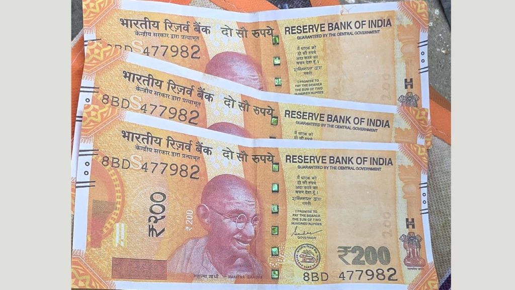 Rs 200 Fake Notes With Same Number Appear In Dubbaka