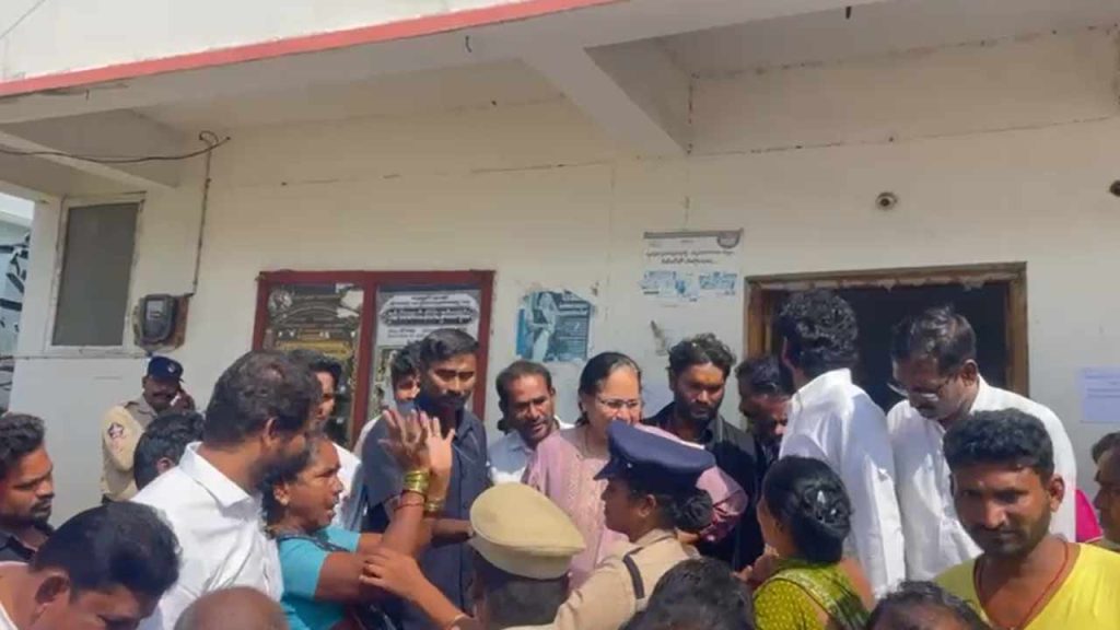 Fishermen Protest Against Janasena Mla Lokam Naga Madhavi In Kannada Village Of Pusapatirega Mandal Of Vizianagaram District