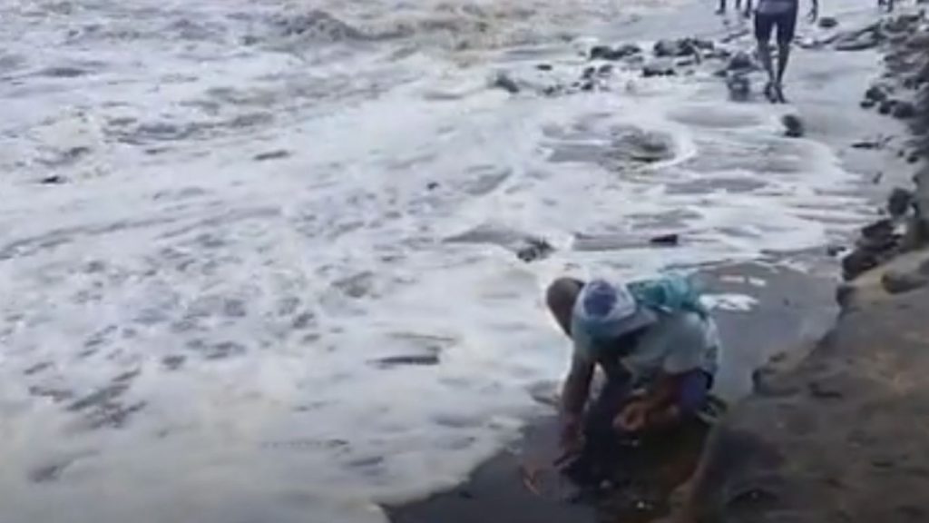 Gold Rush At Uppada Beach Locals Search For Golden Sand After Cyclone Montha In Andhra Pradesh