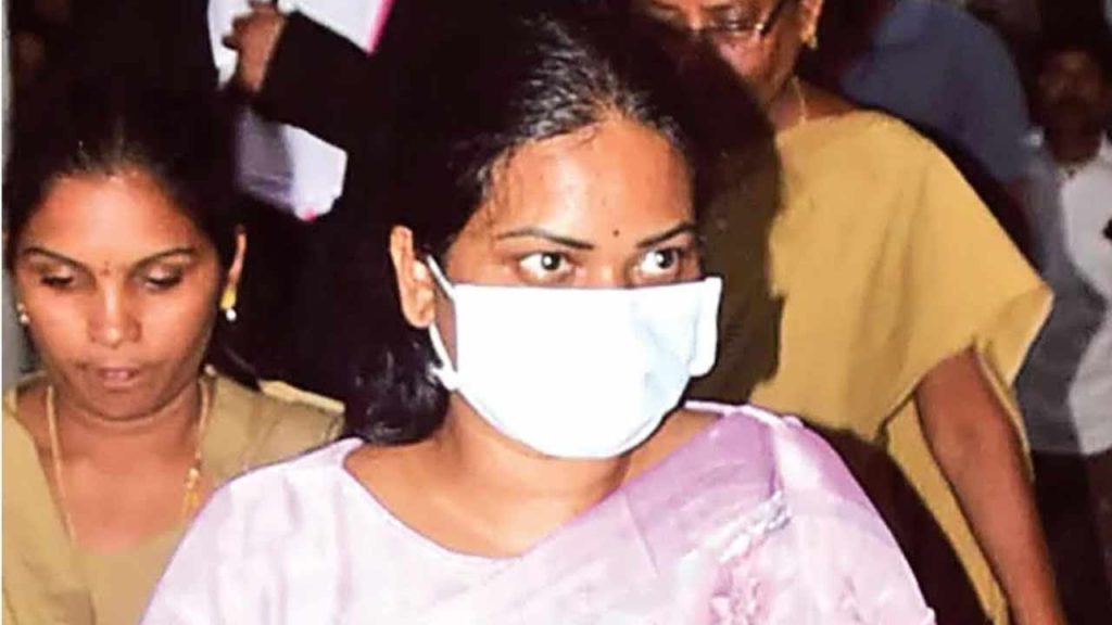 Nellore Lady Don Aruna Creates Ruckus Outside Vijayawada Court