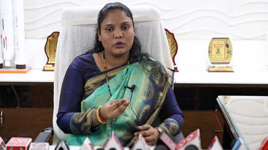 Nellore Mayor Potluri Sravanthi Resignation Accepted In Charge Mayor To Take Charge