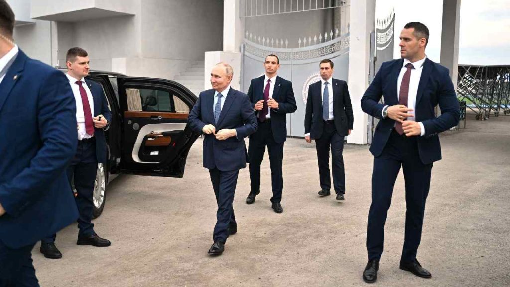 Inside Vladimir Putins Security How The Russian President Is Protected During Foreign Trips