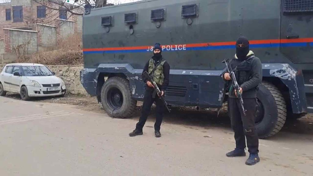 Let Terrorist Spotted In Anantnag Market Joint J K Police Crpf Operation Launched