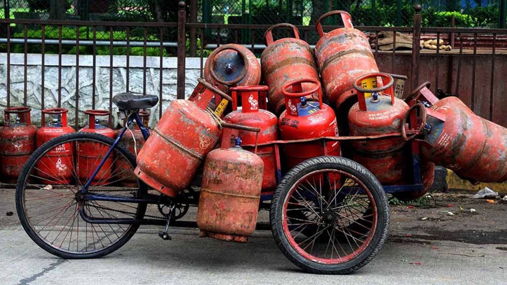 Vizag Gas Cylinder Otp Scam Delivery Boy Fraud 30 Cylinders