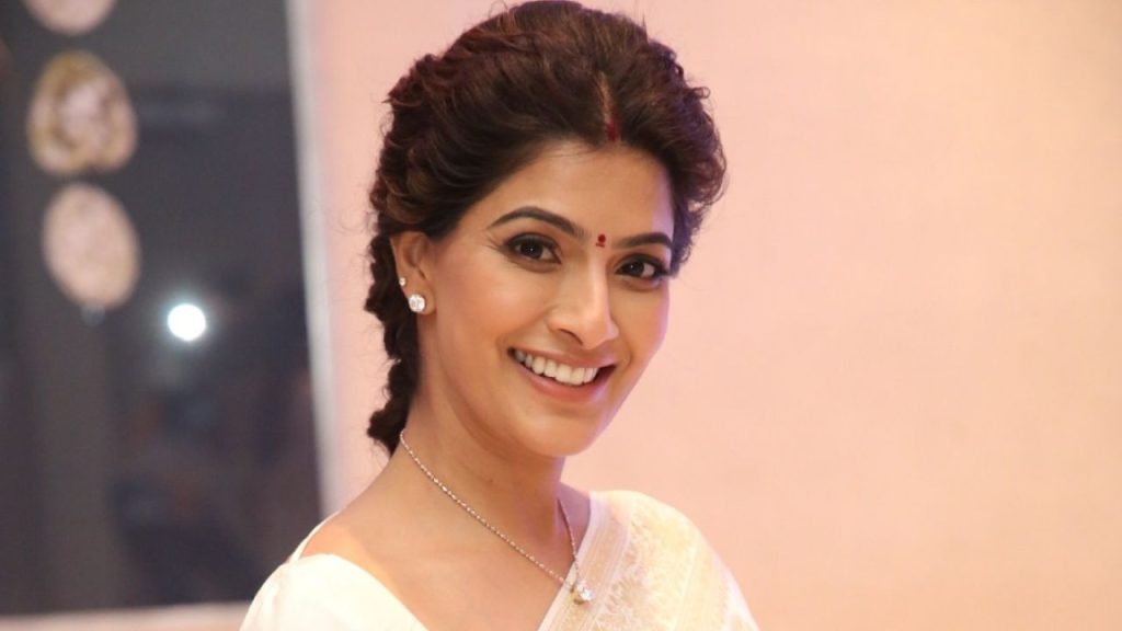 Varalaxmi Sarath Kumar Bold Interview Comments On Girls Dressing Viral