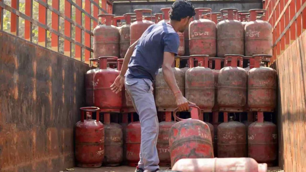 Lpg Panic Bookings India War Crisis Government Clarification
