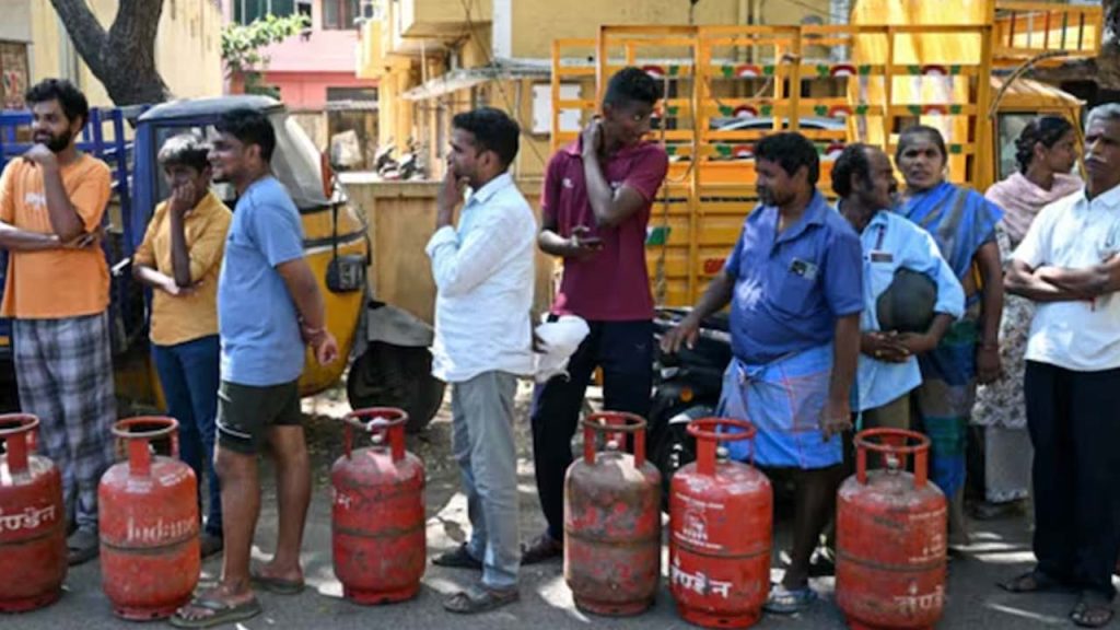 Ujjwala Yojana Beneficiaries Will Get An Lpg Cylinder At Price Of 613 With Subsidy Of Rs 300