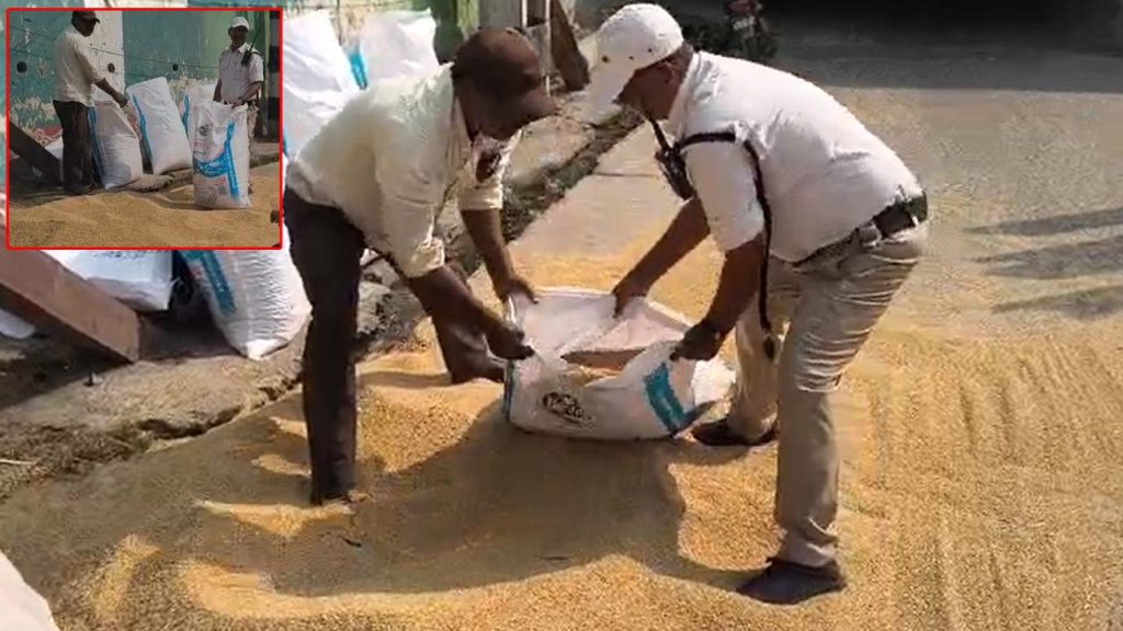Mahabubabad Traffic Constable Venkannas Kindness Helps Farmer With Fallen Grain Bags