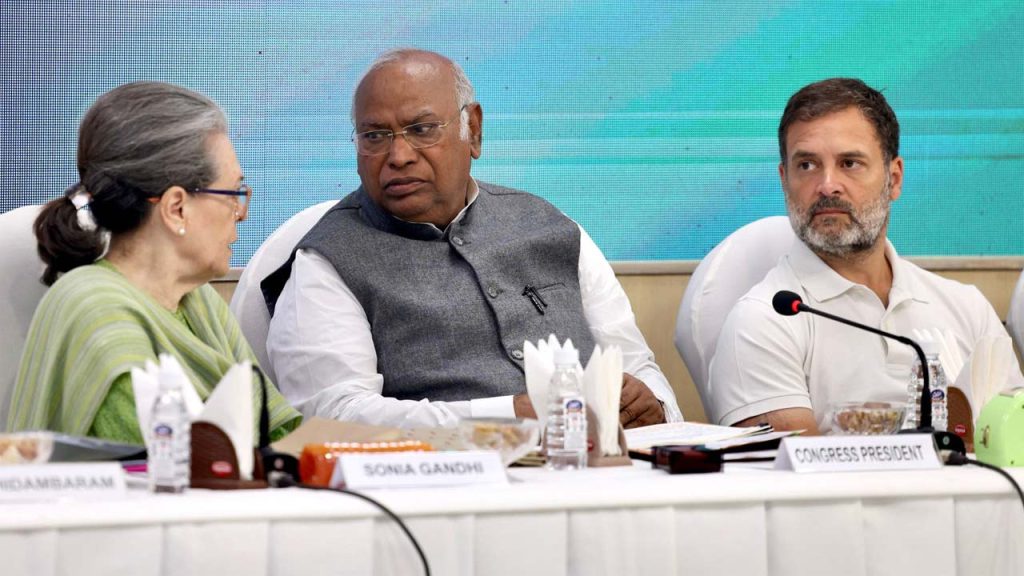 Kerala Cm Race Sonia Gandhi Enters Congress Leadership Crisis