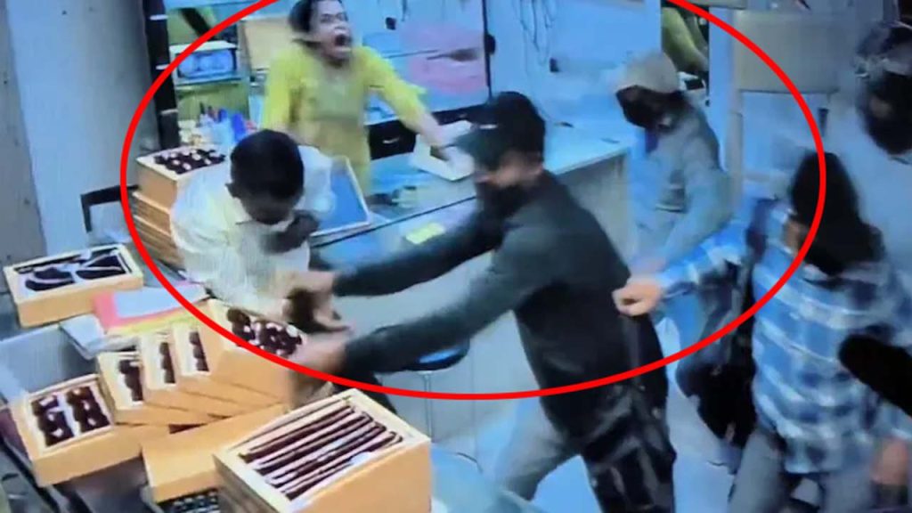 Maharashtra Nashik Jewellery Shop Staff Fight Armed Robbers Video Viral