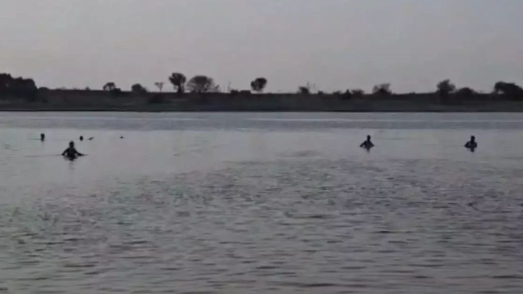 Mantralayam Tragedy Four Bodies Recovered Search Continues For One Missing In Tungabhadra River