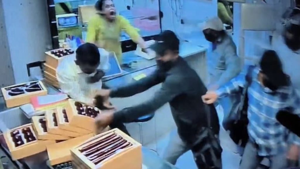 Nashik Jewelry Shop Staff Foils Armed Robbery Cctv
