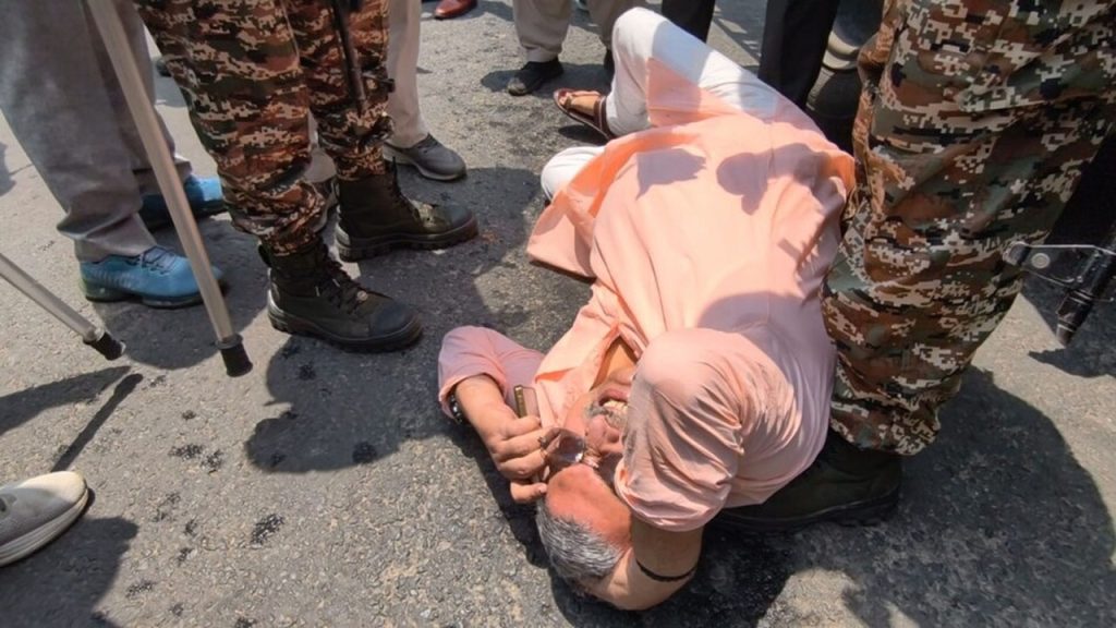 Tmc Mp Kalyan Banerjee Allegedly Attacked Outside Chanditala Police Station West Bengal