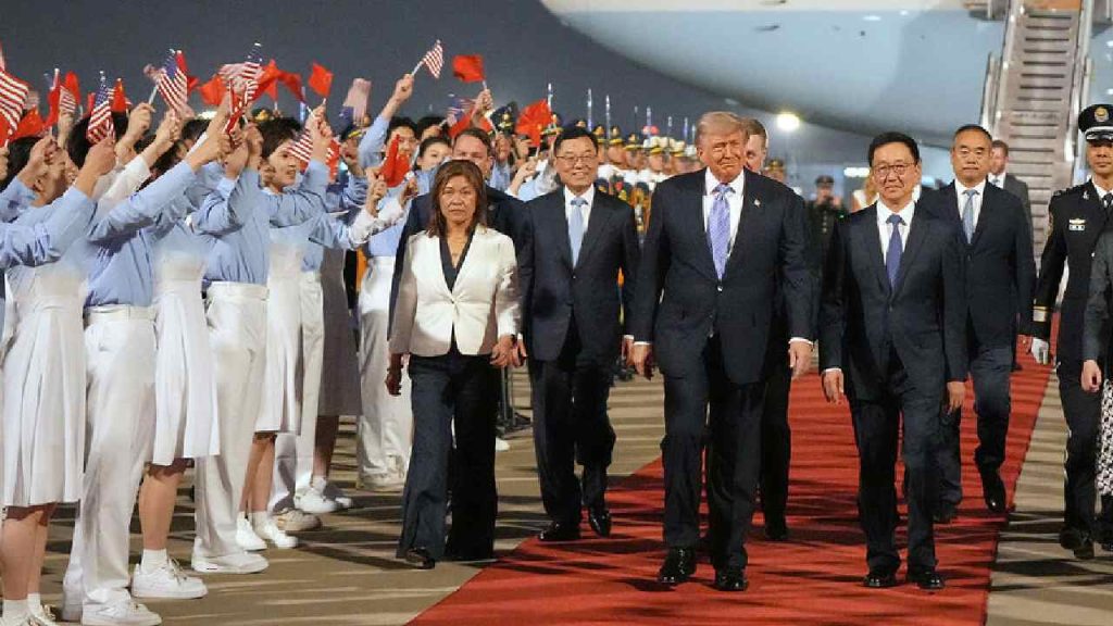 Trump Team Dumps Chinese Gifts Before Leaving Beijing