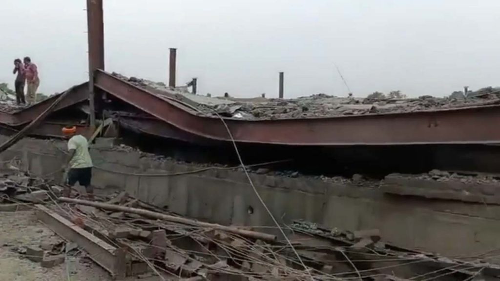 Kolkata Warehouse Roof Collapse Taratala Workers Trapped Deaths Rescue Operation