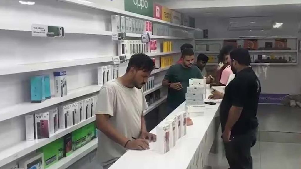Gujarat Mobile Showroom Robbery 77 Premium Phones And Cash Stolen
