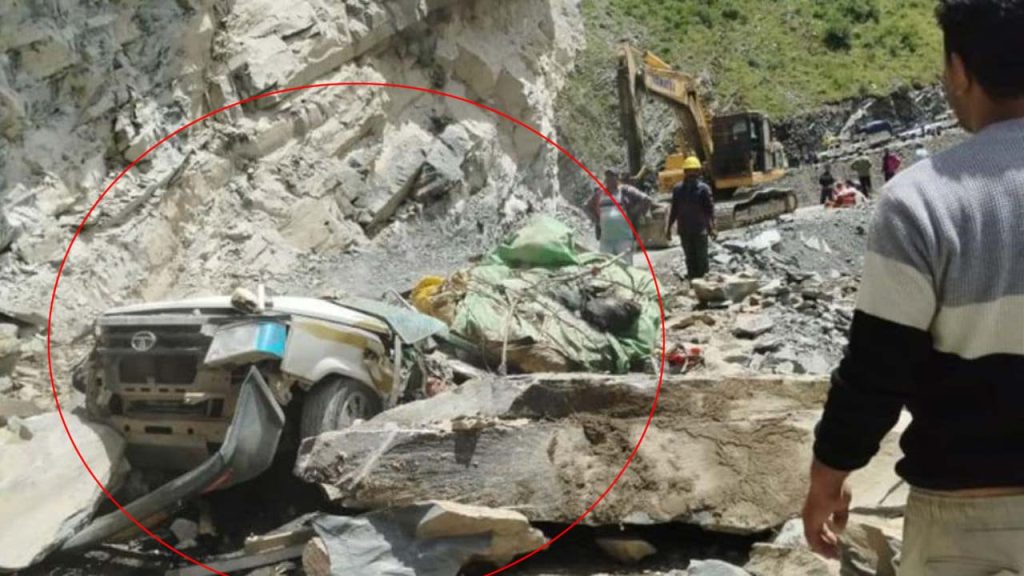 Himachal Pradesh Landslide Lahaul Spiti Taxi Buried 13 Killed