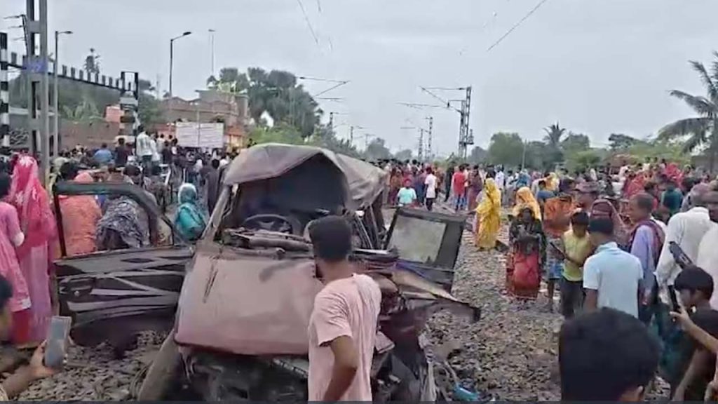 Train Hits School Van At Railway Crossing In West Bengal