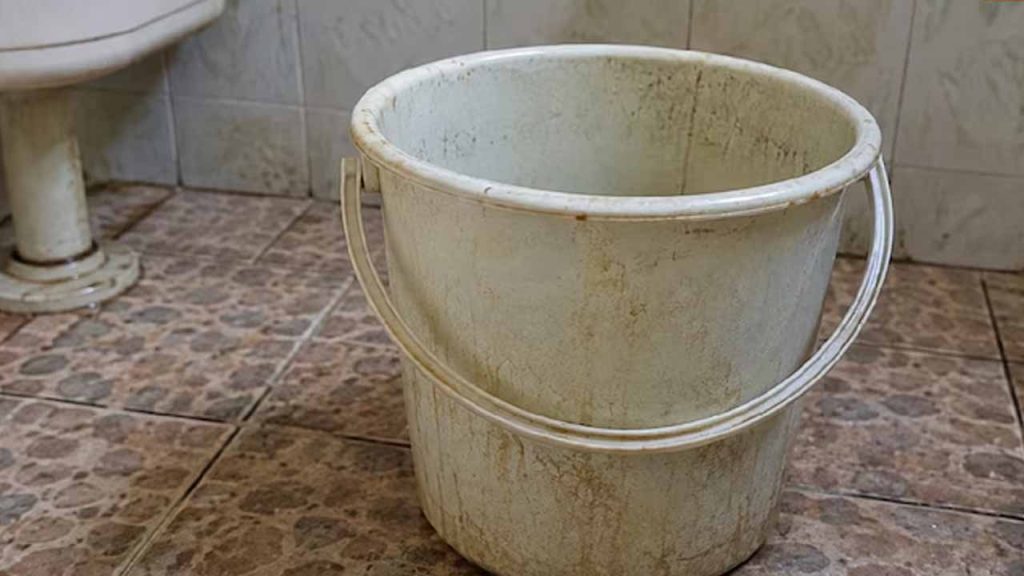How To Clean Dirty Plastic Buckets Mugs Home Remedies