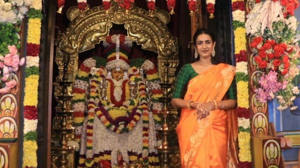 Niharika Konidela Hyderabad Celebrations Golden Bonam At Mahankaleshwar Temple