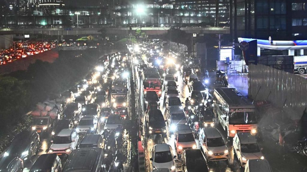 Hyderabad Heavy Rains Traffic Jam Ghmc Alert