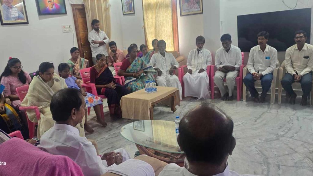 Kcr Condoles Peddi Sudarshan Reddy Family Nallabelli