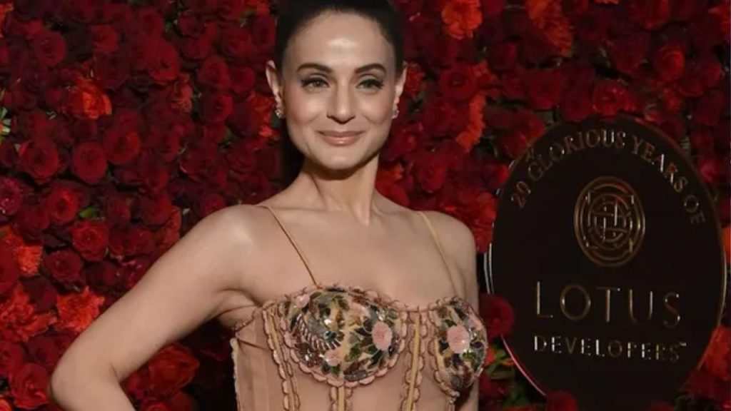 Ameesha Patel Criticizes Bollywood Actresses Takes Dig At Fake Stardom