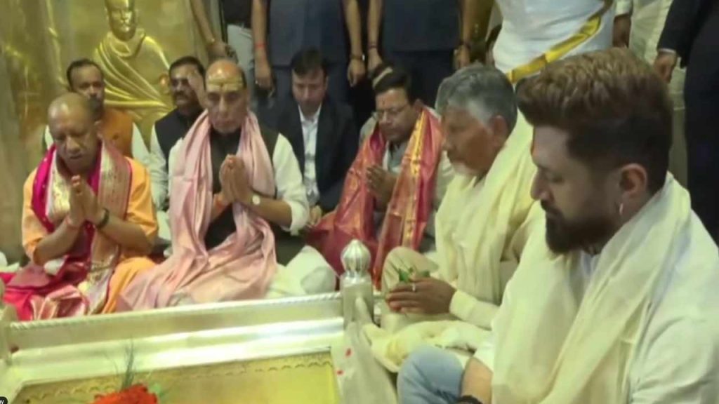 Cm Chandrababu Naidu Offers Prayers At Kashi Vishwanath Temple